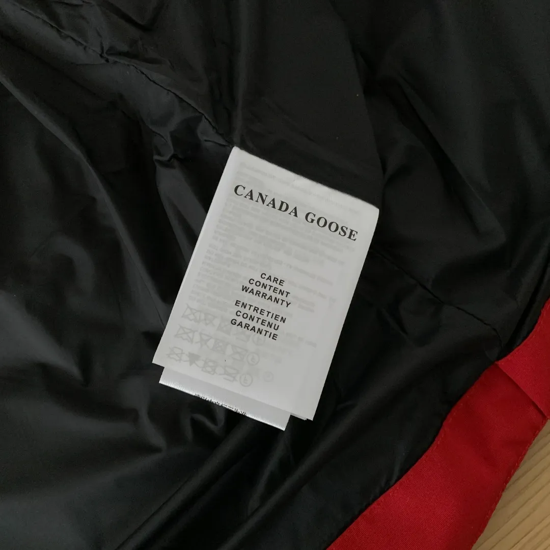 Style number: Y 138 𝑪𝒂𝒏𝒂𝒅𝒂 𝑮𝒐𝒐𝒔𝒆Canada Goose counter level! Canadagoose/Canada Goose New Arrival "2078APPSeries" down vest for men and women Material list: 1⃣ Original custom-made double plain 9500-100% nylon nylon fabric 2⃣ Original YKK zipper, non-sub-factory product 3⃣ National standard 80% white duck down from Guangzhou Inspection, (zp uses 80% white duck down/any boasts of 90% are fake) Material analysis characteristics: 1⃣ Original factory/9500-100% nylon 100% nylon Lurex yarn is actually 100% nylon, which is rarely pure now. Most of them are mixed with cotton thread or polyester. Our top original version is developed in accordance with ZP and uses the same material. 2⃣ As we all know, the original version uses 80% white duck down. The fill power refers to the cubic inches of volume occupied by each ounce (30 grams) of down under certain conditions. If the space occupied by one ounce of down is cubic inches, the fill power of the down is called . So we can simply understand it as: fill power is the volume of down, and the volume of down is fill power. The higher the fill power of down, it means that under the same filling amount, down can fix a larger volume of air layer to keep warm and insulate, so the warmth retention of down is better. Size:XS-2XL Color: Navy Blue Beige Gray Black Label Gray Red Label Black Red Label Black Black Label Red Blue Pink